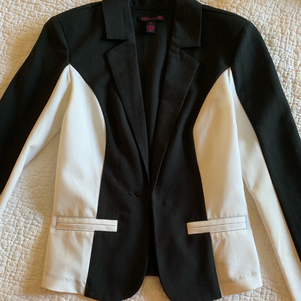 MATERIAL GIRL Black and white fitted blazer